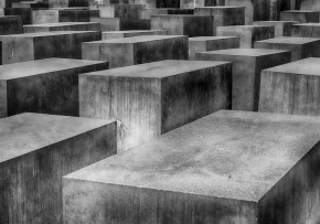 memorial-1621728 1280 | Foto: Bild: https://pixabay.com/de/photos/denkmal-betonbl%C3%B6cke-beton-holocaust-1621728/